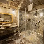 Ares Cave Hotell